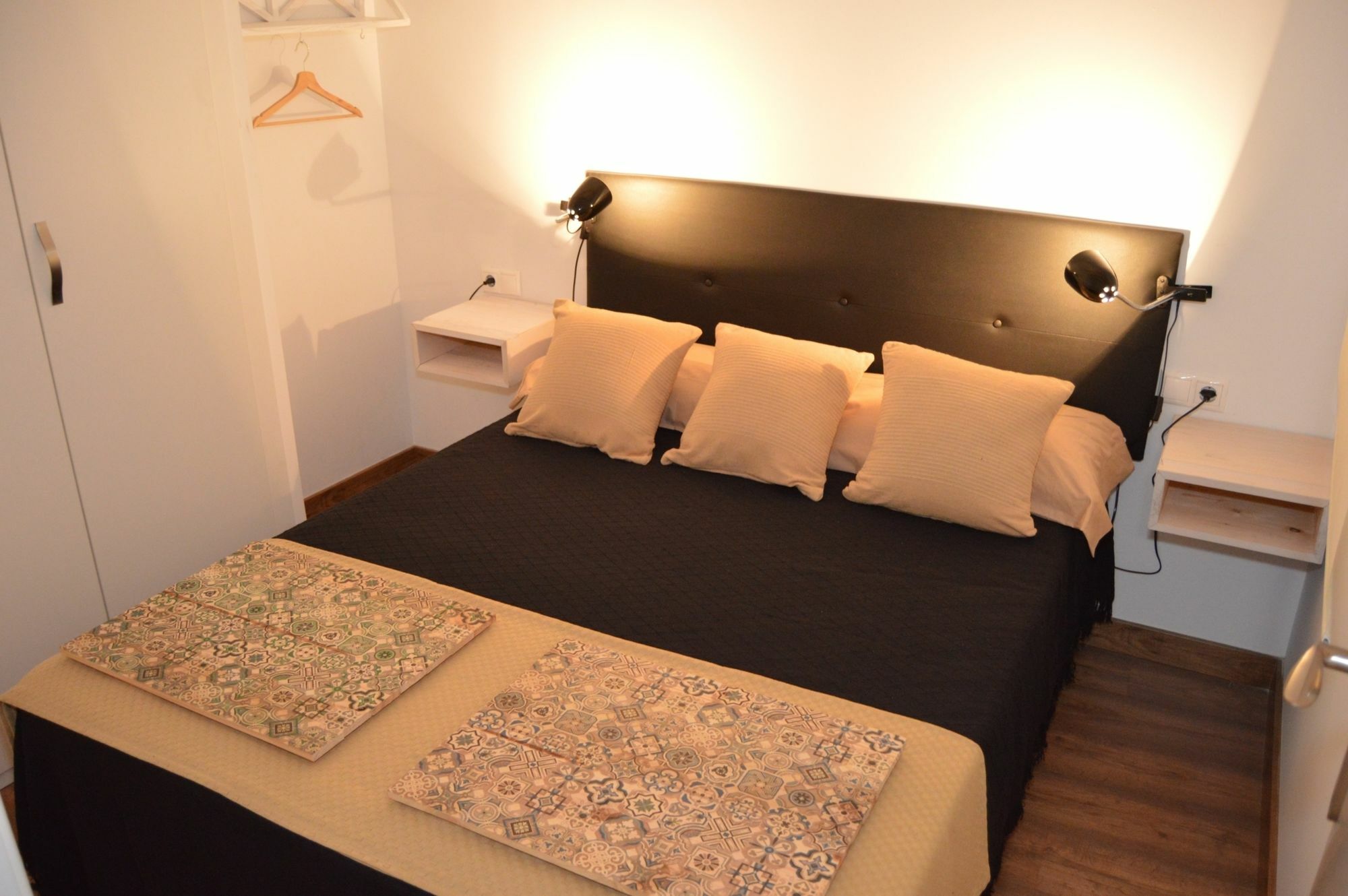 Tarragona Suites Mediona Luaran gambar